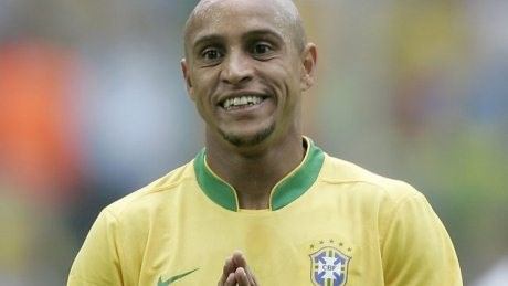 رۆبێرتۆ کارلۆس دەگەڕێتەوە یاریگاکان