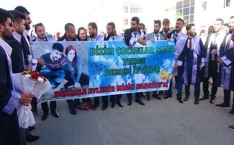 Diyarbakırlı gençten sürpriz evlenme teklifi