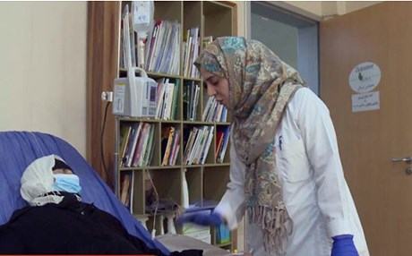 پەرستارێکی بە رۆژوو لە نەخۆشخانەی هیوا