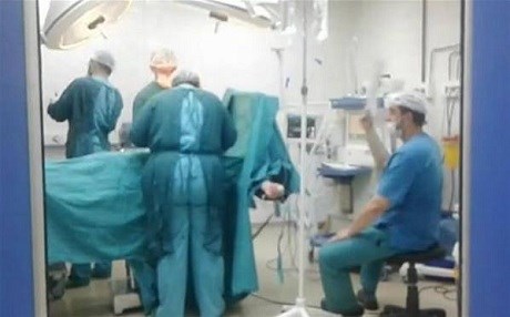 Ağrı’da karton yelpazeli ameliyat tartışması