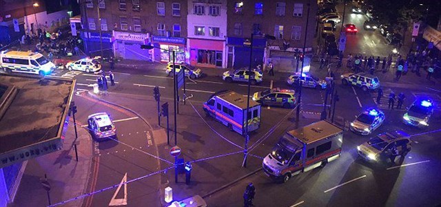 BRÎTANYA – Piştî nimêja terawîhê êrîşê mislimanan kirin: kuştî û birîndar hene