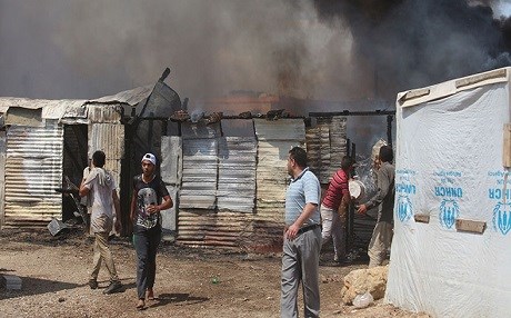 Sığınmacı kampında yangın: Ölü ve yaralılar var