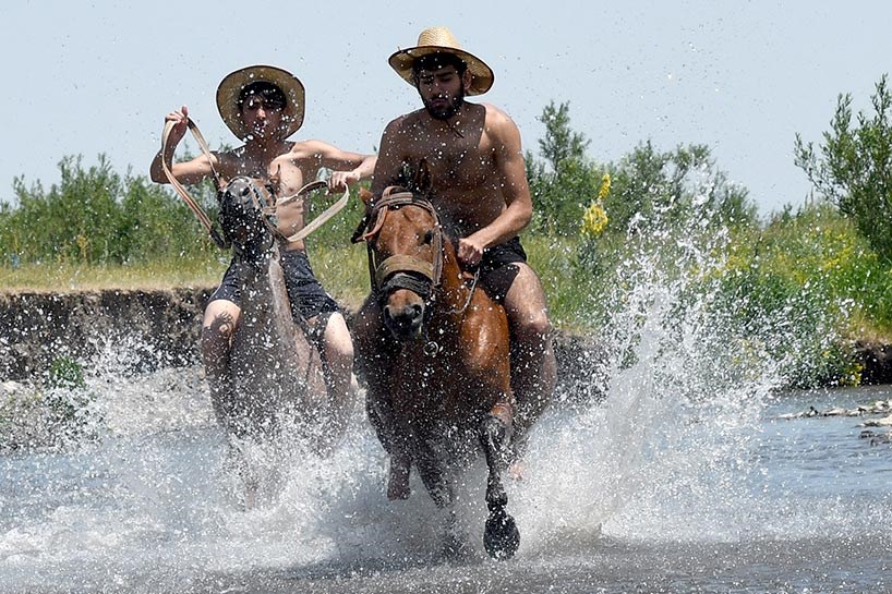 FOTO - Sıcaktan bunalan atlara dere keyfi