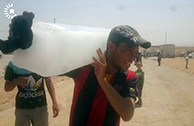 Ice cubes help Mosul refugees cope with scorching heat
