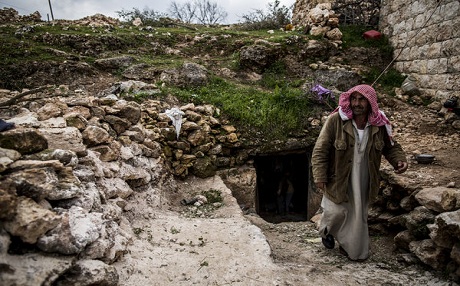 Wêne: Hinek sûrî li nav işkeftên derdora bajarê Idlîb de dijîn