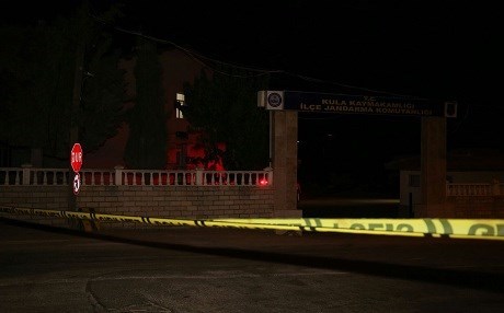 TIRKIYE – Leşkerek dîn bû û hevalên xwe gulebaran kir: 4 mirî 3 birîndar