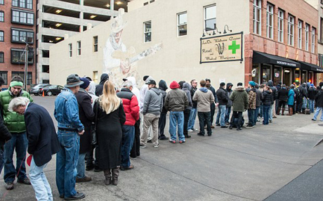 بەوێنە: ریزبەستنی ئەمریكییەكان بۆ كڕینی ماریوانا