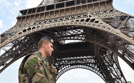Eyfel Kulesi'nin tek ziyaretçisi olacak