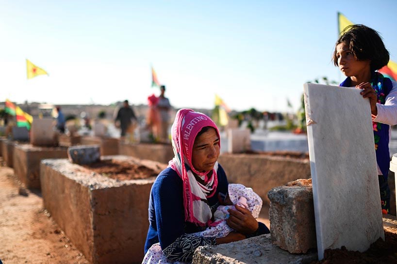 FOTO - Kobani'de mezarlık ziyareti