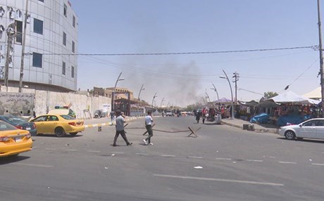 Çekdarên bi maske di dema xwarinê de malek şelandin