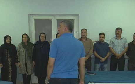 عەرەبێک بە شانۆ قوربانییانی چەکی کیمیایی هەڵەبجە چارەسەر دەکات