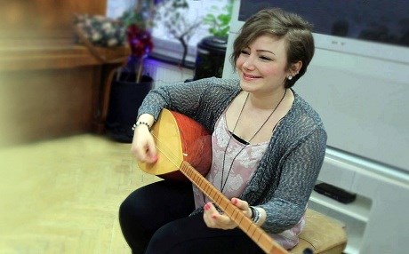 Kürt şarkıcı 25 dilde söyleyecek