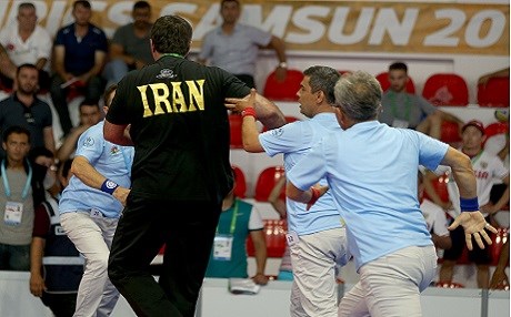 İranlı antrenör hakeme saldırdı