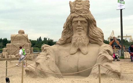 پۆڵۆنیا؛ فێستیڤاڵی شتاتشین بۆ دروستکردنی پەیکەر لە لم