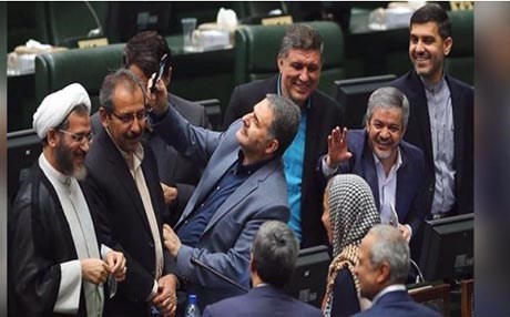 سێڵفی پەرلەمانتارانی ئێران لەگەڵ مۆگێرینی هەڵای ناوەتەوە