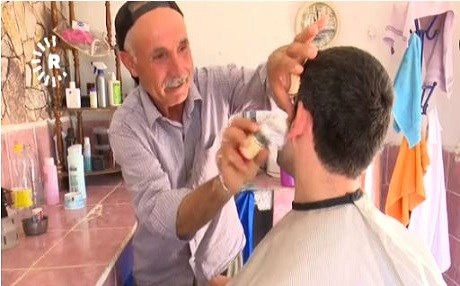 Sînemakarê Kurd dawiyê çû gund û bû berber