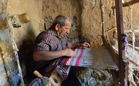 150 yıllık tezgahta kilim dokuyor