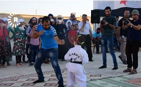 Halep'te bombardıman molasında karate