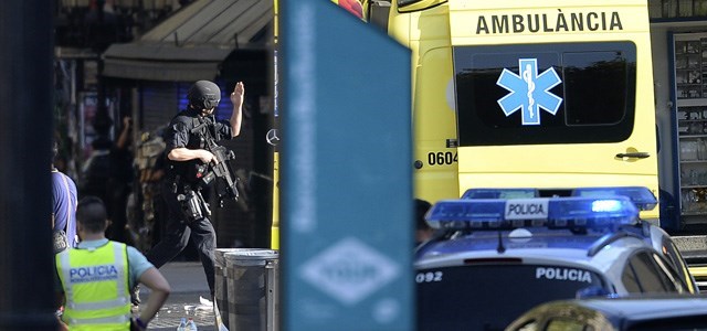 Li Barcelonayê bi wesayît û bi çekan êriş: Kuştî û birîndar hene