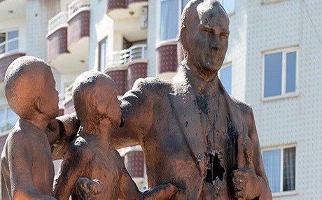 Atatürk heykeline çekiçli saldırı