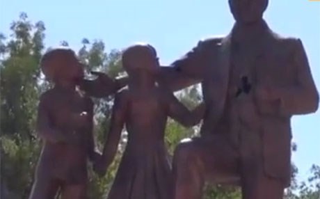 بەڤیدیۆ؛ لە ئامەد پەیکەری ئەتاتورک شکێندرا