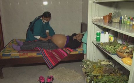 بۆلیڤیا جێگە بۆ مامانە میللیەکان دەدۆزێتەوە لە کەرتی تەندروستیدا