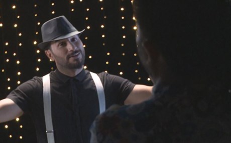 هەڵوێست ڤیدیۆکلیپێک بەشێوازی دوێت تۆمار دەکات