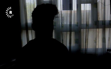 Sesiyle erkekleri kandırıp şantaj yaptı!