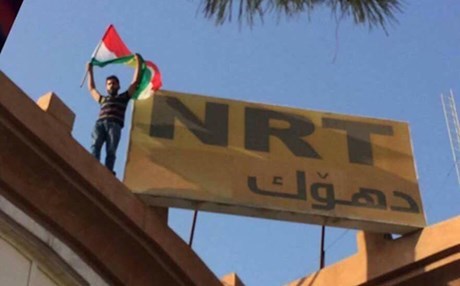 DUHOK – Çend xort ji bo ku bertek nîşan bidin çûn ser ofîsa NRT
