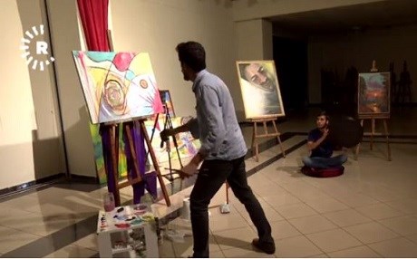 Erbane eşliğinde resim yapıyor