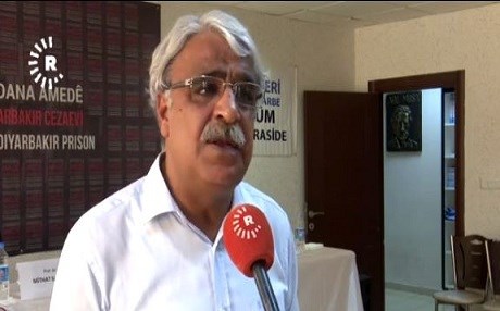 Mîthat Sancar: Dewlet du rêyan dide pêş; an zindan an jî sirgûn