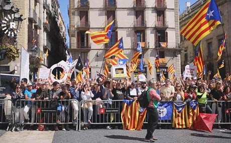 هەزاران کەتەلۆنی دژی بڕیارەکەی مەدرید ناڕەزایەتییان دەربڕی