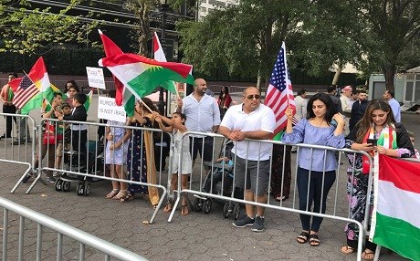 Referandum için BM’nin önünde toplandılar