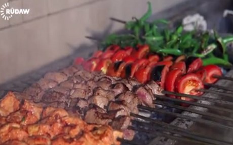 REFERANDUM COŞKUSU - Halka bedava yemek dağıttı