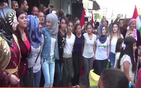 Li Rojavayê Kurdistanê aheng bo giştpirsiya serxwebûnê tên kirin