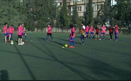 ئافرەتانی هەولێر بەرامبەر کچانی گارە ده‌وه‌ستنه‌وه‌