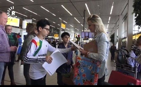 Kurd li balafirxaneyan name û gulan ji bo piştgiriya Kurdistanê didin rêwiyan