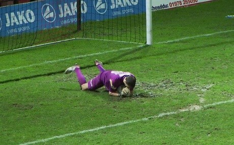 Kaleciye ‘işemekten’ kırmızı kart
