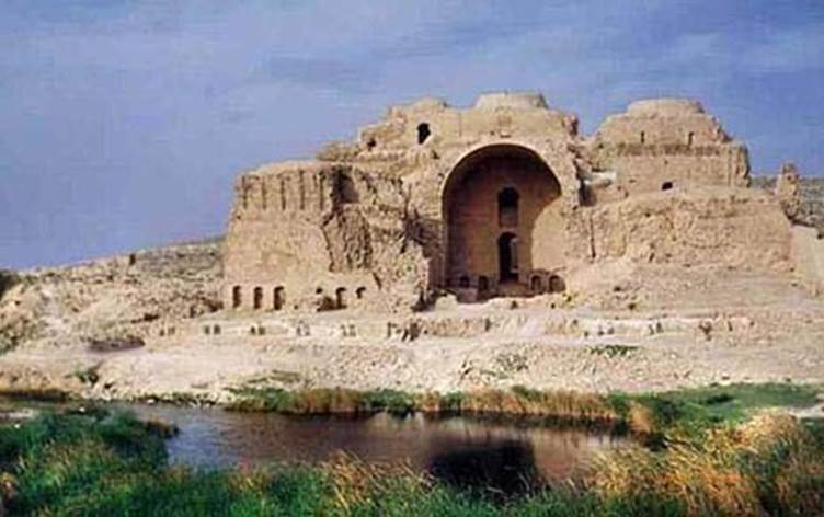 صورة ما بقي من قصر شيرين والذي بناه خسرو بمنطقة كوردستان. إيران​ (18)​ 