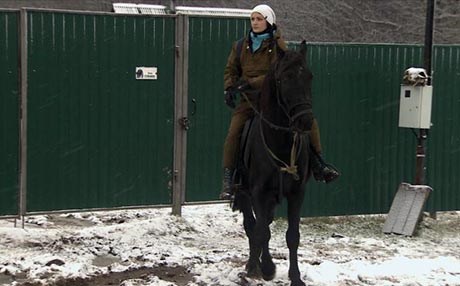 لە رووسیا کچێک بەسواری ئەسپ پۆست دەگەیێنێتە گوندەکان