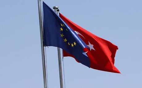 AB’den Türkiye’ye vizesiz seyahat açıklaması