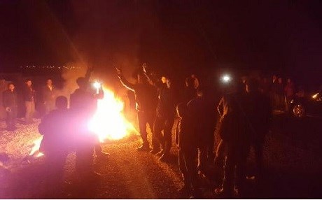 Urfa’da gergin gece: Lastik yakıp, yolu kapattılar!