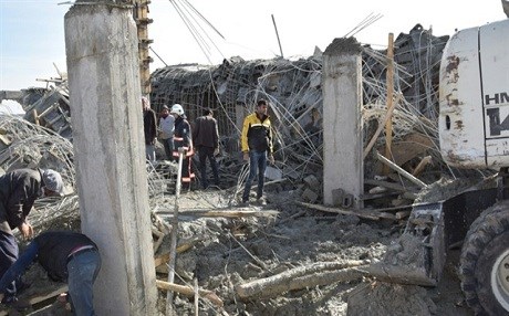 Li Wêranşarê înşeat hilweşiya: Hejmarek karmend di bin de mane