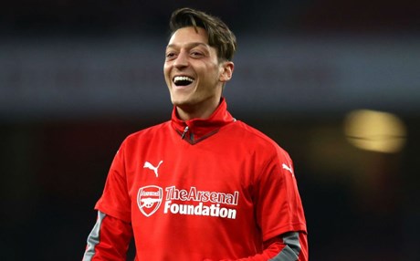 برشلونة يسعى لضم مسعود أوزيل إلى صفوفه