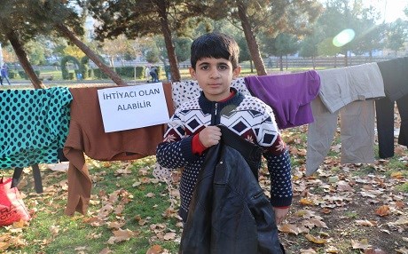 Diyarbakırlı gençlerden 'askıda elbise' kampanyası