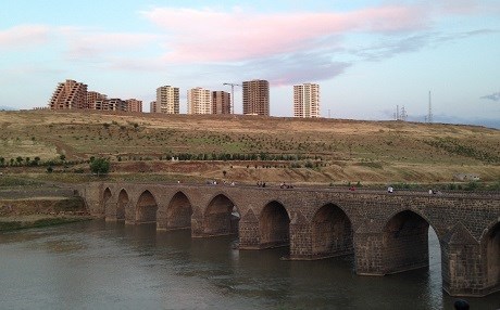 Avahiyên li ser çiyayê Kirklarê têne xerakirin