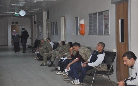 44 asker yemekten zehirlendi