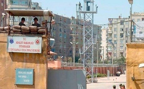 Cilûbergên yekreng bo Girtîgeha Amedê hatin şandin