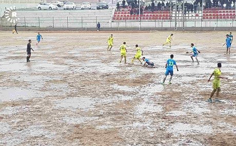Çamur altında futbol maçı