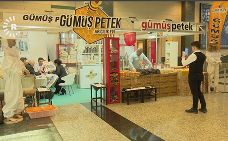 لە ئیستەنبوڵ پێشانگای هەنگەوانی کرایەوە